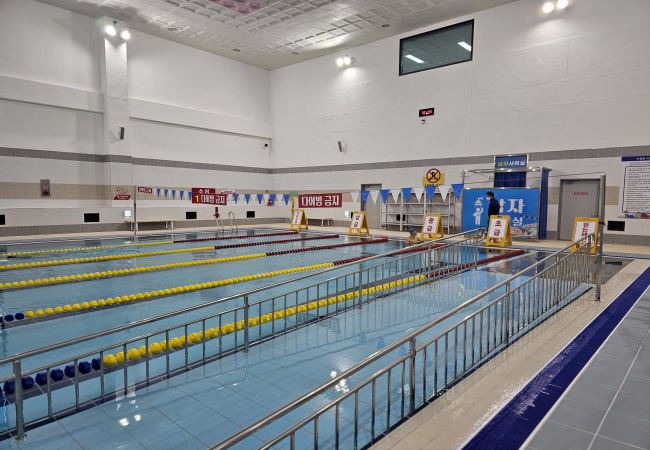 수영선수가 자유형을 한다