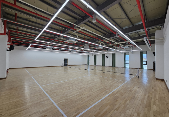 여러명이 선자세로 에어로빅 자세를 취하고 있다.