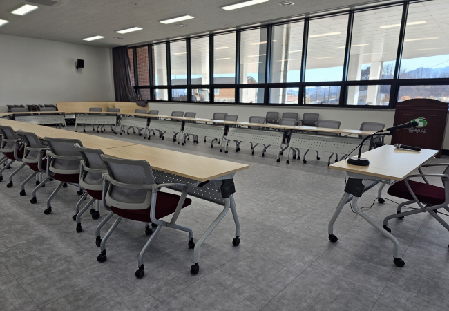 세명이 자리에 앉아 편안한 요가 자세를 취하고 있다